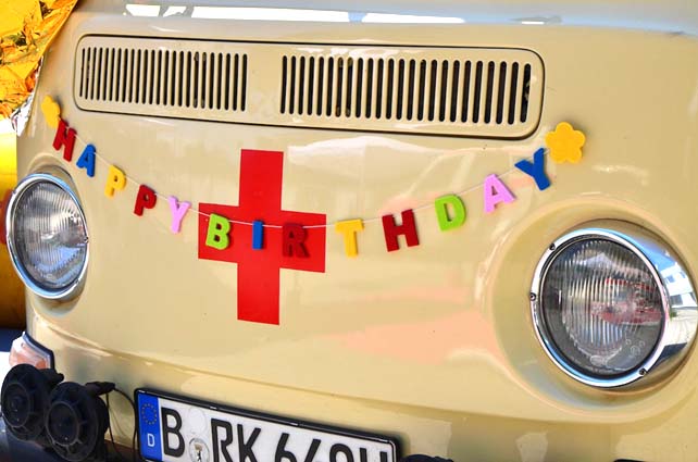 Frontansicht des geschmückten VW T2 Frontansicht des geschmückten VW T2