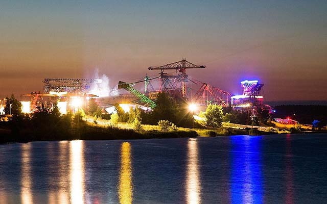 Bunte Lichtershow über dem Wasser