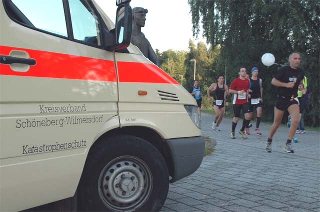 Rettungswagen am Rand der Marathonstrecke