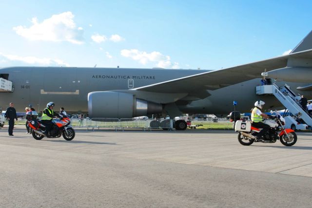 Flugzeug steht auf der Flugfläche Flugzeug steht auf der Flugfläche