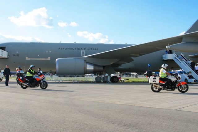 Flugzeug steht auf der Flugfläche