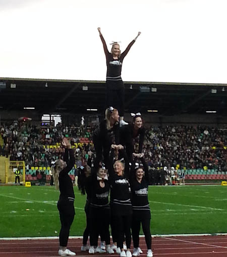 Cheerleader bei einem Stunt