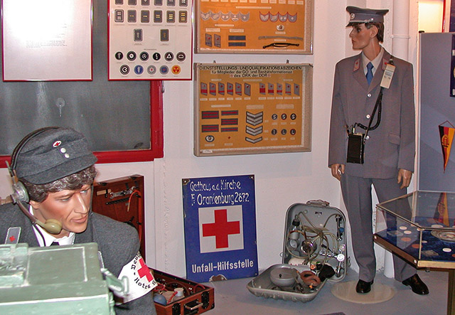 Das Bild zeigt Exponate im Rotkreuz-Museum Berlin. Das Bild zeigt Exponate im Rotkreuz-Museum Berlin.